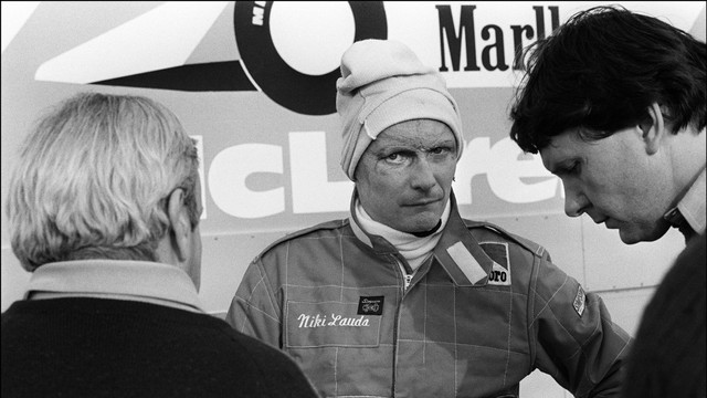 Niki Lauda berbincang bersama tim MacLaren jelang balapan di Sirkuit Le Castellet 1981. Foto: Gerard Fouet/AFP