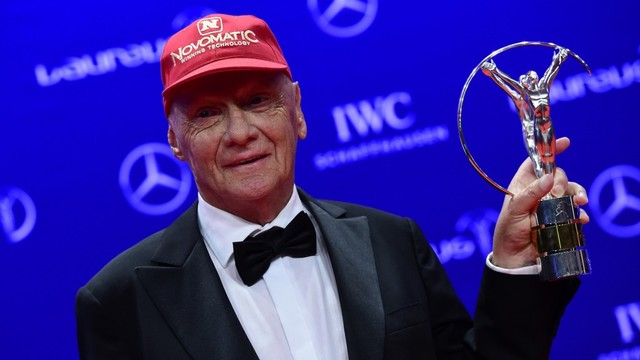 Niki Lauda saat meraih penghargaan Lifetime Achievement pada Lauerus World Sports 2016 Awards Academy di Berlin, Jerman. Foto: Tobias Schwarz/AFP
