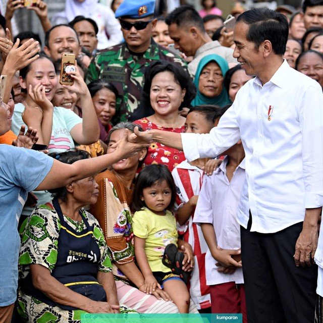 Capres petahana Jokowi dan cawapres Ma'ruf Amin menyapa warga usai menyampaikan pidato kemenangannya. Foto: Antara/Puspa Perwitasari