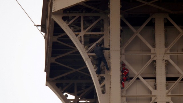 Seorang pria tak dikenal memanjat Menara Eiffel di Paris, Prancis. Foto: REUTERS/Charles Platiau