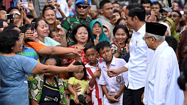 Capres petahana Jokowi dan cawapres Ma'ruf Amin menyapa warga usai menyampaikan pidato kemenangannya. Foto: Antara/Puspa Perwitasari