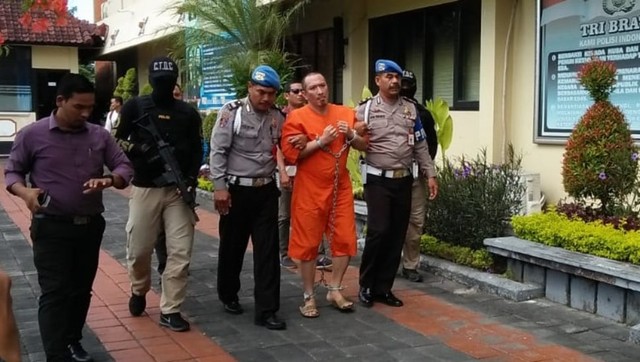 Ketut Ismaya saat dibawa keluar dari ruang tahanan Polresta Denpasar, Selasa (21/5) - kanalbali/KAD