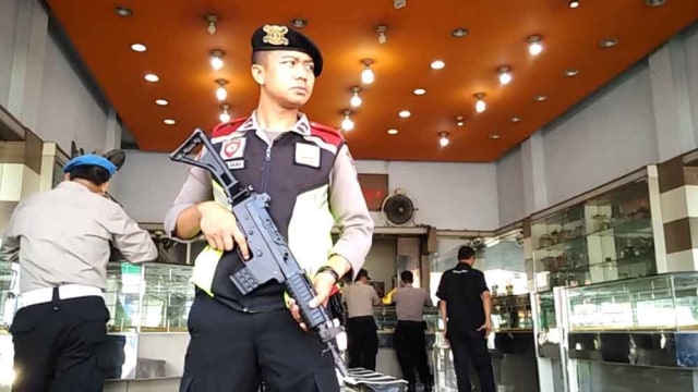 Polisi bersenjata mengamankan toko emas di Pasuruan
