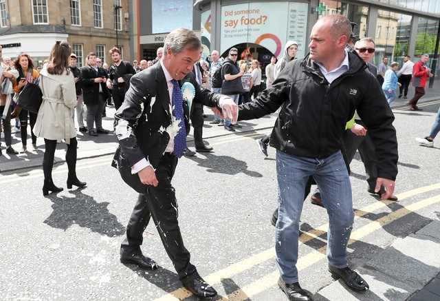 Pemimpin Partai Brexit Nigel Farage dilempari milkshake saat berkampanye di Newcastle. Foto: Reuters/Scott Heppell