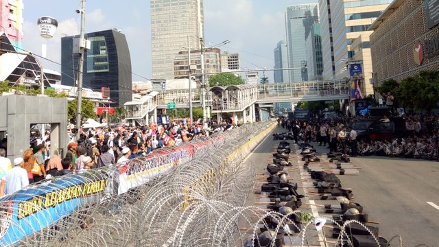 Suasana demonstrasi di simpang MH Thamrin. Foto: Reki Febrian/kumparan