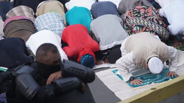 Pengunjuk rasa solat Ashar di Jalan M.H Thamrin