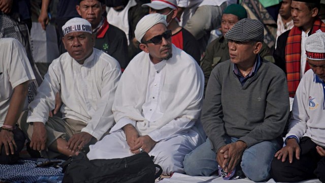 Pengunjuk rasa solat Ashar di Jalan M.H Thamrin
