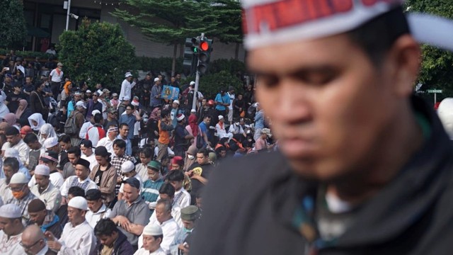 Pengunjuk rasa solat Ashar di Jalan M.H Thamrin