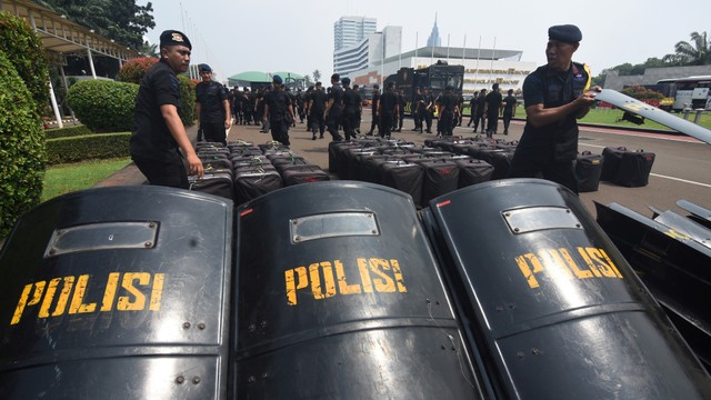 Pasukan Brimob menyiapkan perlengkapan saat melakukan pengamanan di Kompleks Parlemen, Senayan, Jakarta, Selasa (21/5/2019). Foto: ANTARA FOTO/Indrianto Eko Suwarso