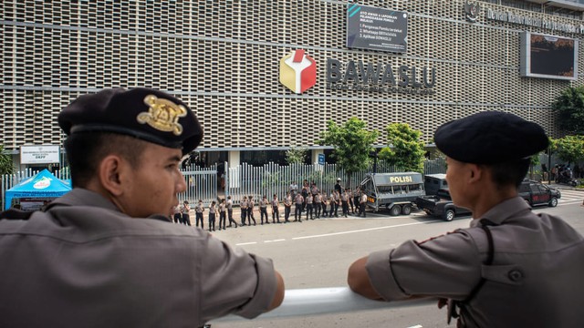 Sejumlah Polisi melakukan pengamanan di kawasan Kantor Bawaslu, Jakarta, Selasa (21/5/2019). Foto: ANTARA FOTO/Aprillio Akbar