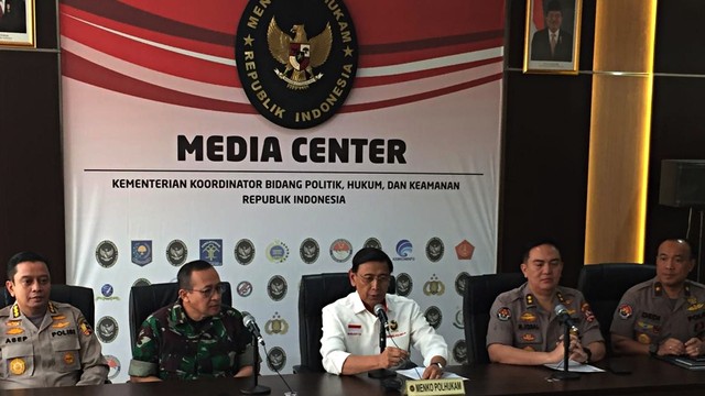 Menkopolhukam, Wiranto (tengah) di media center. Foto: Rafyq Panjaitan/kumparan