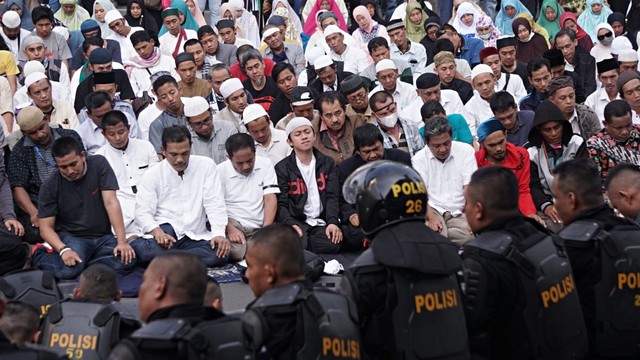 Pengunjuk rasa solat Ashar di Jalan M.H Thamrin