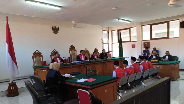 Tujuh terdakwa pengeroyokan terhadap suporter Persija Haringga Sirla pada bulan September 2018 lalu, menjalani persidangan dengan agenda pembacaan putusan oleh majelis hakim di Pengadilan Negeri (PN) Bandung, Selasa (21/5/2019). Foto: Rachmadi Rasyad/kumparan