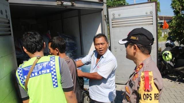 Anggota jajaran Polres Bojonegoro saat gelar razia dan sweeping kendaraan yang hendak menuju Jakarta,. Selasa (21/5/2019) 