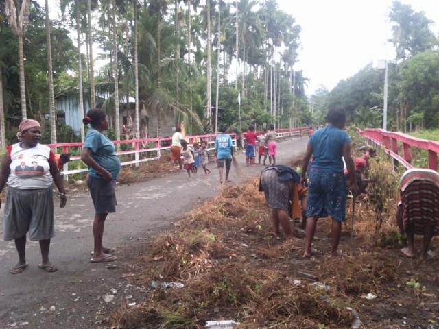 Mam-mama Manokwari Selatan sedang membersikan jalan. Foto:Risna Hasanudin