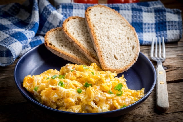 Roti Gandum dan Telur Orak-arik Foto: Shutterstock/Arkadiusz Fajer