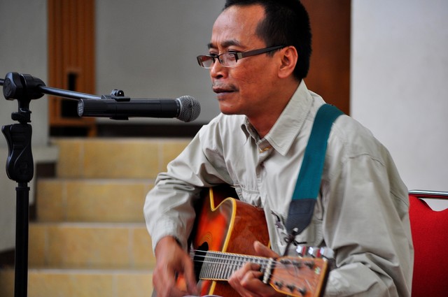 Sakban Rosidi, pengarang lagi Nyanyian Parlemen Jalanan yang juga Direktur Pascasarjana IKIP Budi Utomo