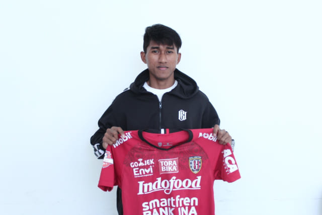 Anan Lestaluhu resmi ke Bali United. (Foto: Bali United)
