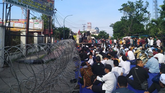Massa Gerakan Nasional  Kedaulatan Rakyat saat shalat di depan Kantor KPU Sumatera Utara. Foto: Rahmat Utomo/kumparan