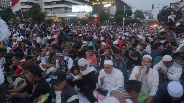 Massa Aksi melaksanakan berbuka puasa bersama. Foto: Iqbal Firdaus/kumparan