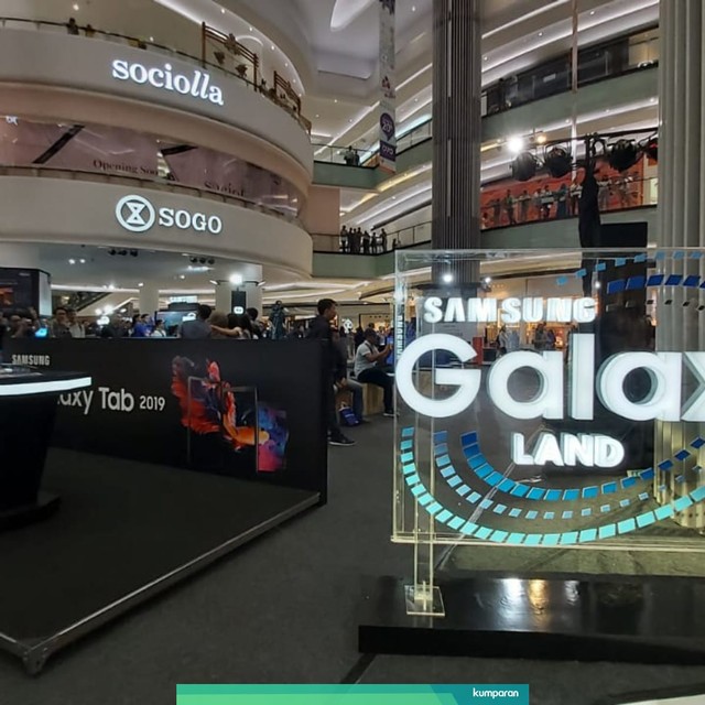 Samsung Galaxy Land digelar sebagai pameran terbesar produk Samsung di Indonesia pada 20 hingga 26 Mei 2019 di Lippo Mal Puri, Jakarta. Foto: Bianda Ludwianto/kumparan
