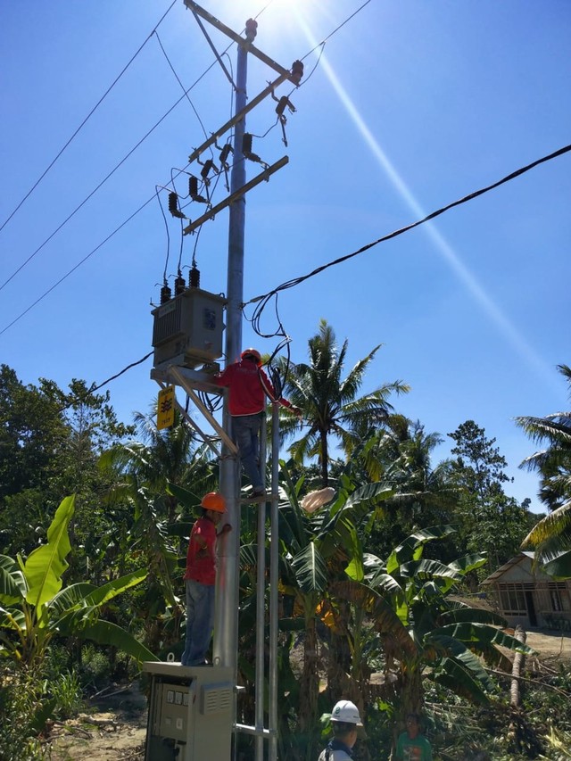 Pekerjaan jaringan listrik oleh PLN di pedesaan.Sumber foto: Humas PLN NTT.