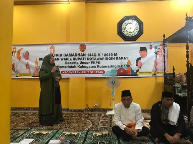 Bupati Kobar Hj Nurhidayah saat memberikan sambutan pada acara safari ramadan di Masjid Baitus Syakur Kelurahan Raja. (Foto: Prokom Kobar)