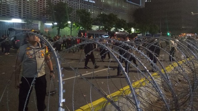 Massa berusaha memprovokasi polisi