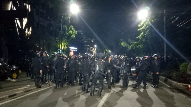 Pasukan Brimob tutup Jalan ke arah Tanah Abang dari Bawaslu
