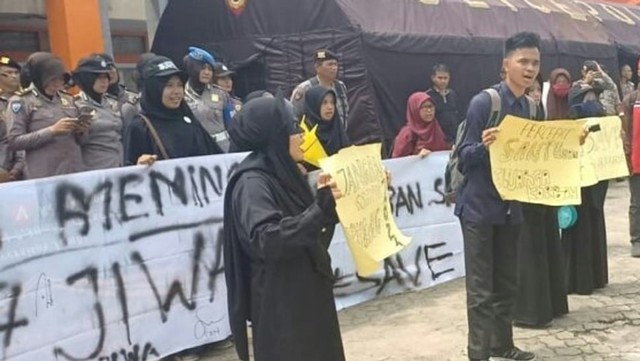 KAMMI Jambi menggelar aksi di depan kantor KPU Jambi. Foto: Ist