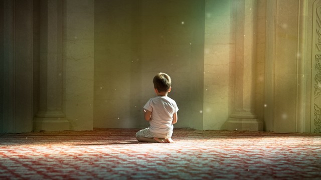 ilustrasi anak balita menjadi imam salat tarawih Foto: Shutterstock