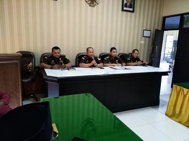 Warga yang mendatangi kantor Kejari Sampang Jalan Jaksa Agung Suprapto, Selasa (21/5/2019). (Ryan Hariyanto/MM).