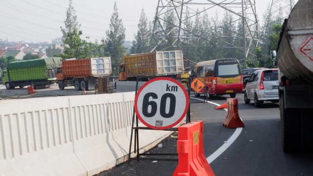 Rambu lalu lintas di ruas tol Jakarta-Cikampek