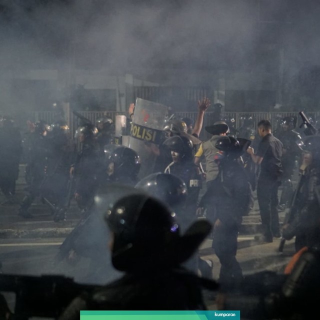 Polisi huru-hara bubarkan massa Foto: Iqbal/kumparan