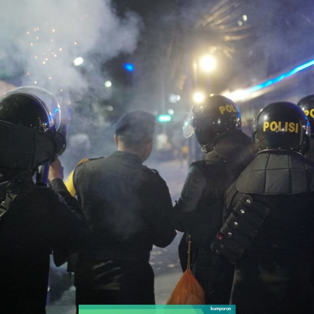 Polisi pukul mundur massa hingga Tanah Abang Foto: Iqbal/kumparan