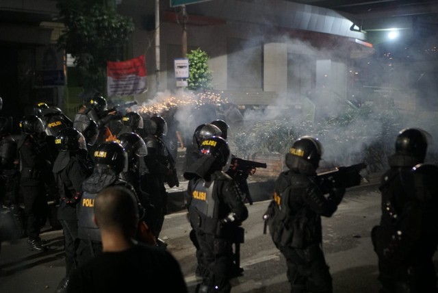 Polisi pukul mundur massa hingga Tanah Abang Foto: Iqbal/kumparan
