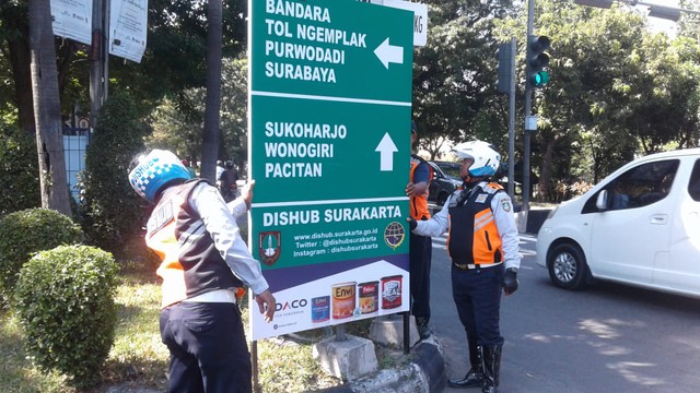 Pemasangan RPPJ di Simpang Faroka, Pajang, Laweyan, Solo pada Selasa (21/05/2019) untuk mengurangi padatnya arus mudik menjelang lebaran. (Agung Santoso)