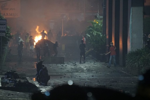 Polisi pukul mundur massa ricuh di kawasan Tanah Abang