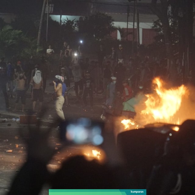 Polisi pukul mundur massa ricuh di kawasan Tanah Abang Foto: Iqbal/kumparan