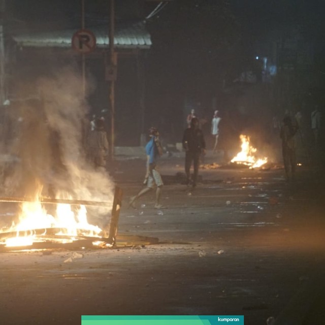 Aparat kepolisian bubarkan massa aksi Foto: Iqbal/kumparan