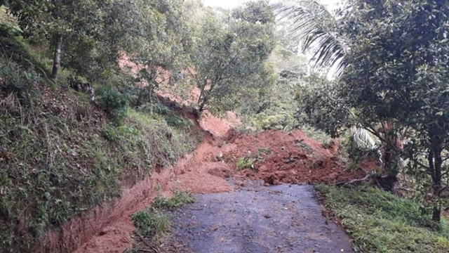 Timbunan longsor yang memutus akses jalan di Kecamatan Eris, Kabupaten Minahasa, Sulawesi Utara