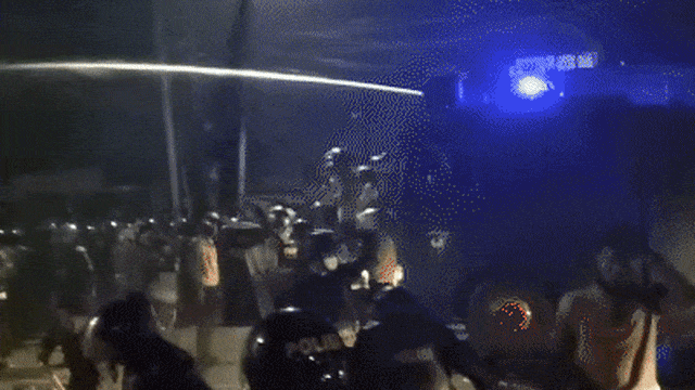 Konten Krispi Polisi Kerahkan Water Cannon untuk Menghalau Massa Foto: kumparan