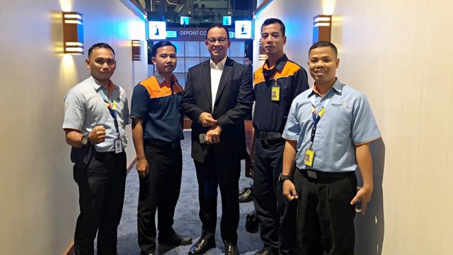 Gubernur DKI Jakarta Anies Baswedan (tengah) tiba di Bandara Soekarno-Hatta. Foto: Dok. Istimewa