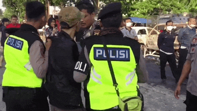 Sejumlah orang diamankan polisi di Petamburan Foto: Raga Imam/kumparan