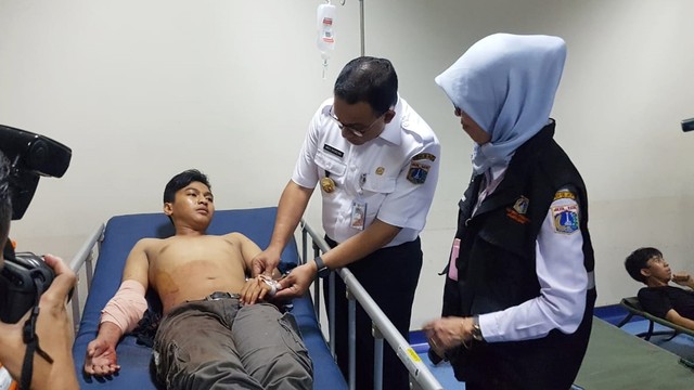 Gubernur DKI Jakarta Anies Baswedan jenguk korban di RS Tarakan. Foto: Efira Tamara/kumparan