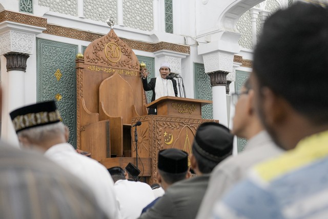 Teungku Muhammad Yusuf menyampaikan tausiah pada peringatan Nuzululquran di Masjid Raya Baiturrahman, Banda Aceh, Selasa (21/5). Foto: Mardha Kurnia