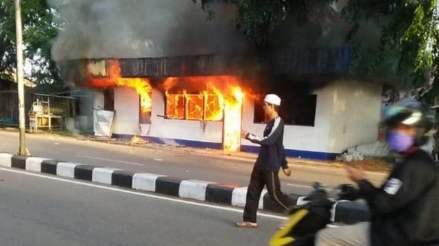 Pos polisi Tanyar, Pontianak dibakar massa. Foto: dok. istimewa