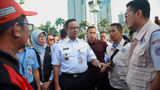 Gubernur DKI Jakarta Anies Baswedan mengecek kesiapan petugas di lapangan. Foto: Dok. Pemprov DKI