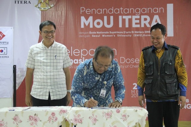 Penandatanganan MoU ITERA dengan dua Universitas Internasional di Aula Gedung C Kampus ITERA, Selasa (21/5) | Foto : Ist