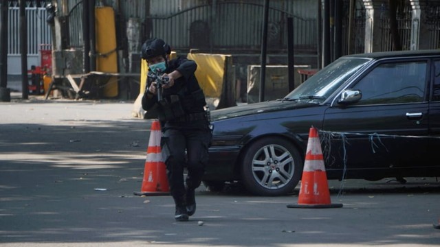 Polisi memukul mundur massa